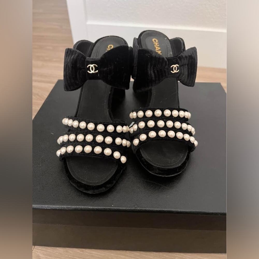 CHANEL Black Pearl Embellished Bow Women's Sandals 38.5 - Picture 9 of 14